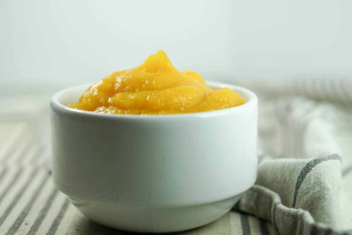super easy and naturally healthy homemade pumpkin puree. Impress friends and family with made-from-scratch pumpkin deliciousness.